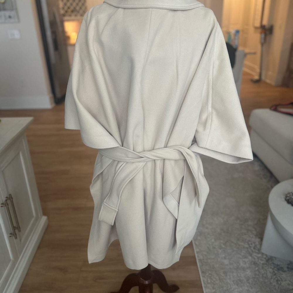 Chic Cream Double-Breasted Women's Cape - Picture 4 of 7